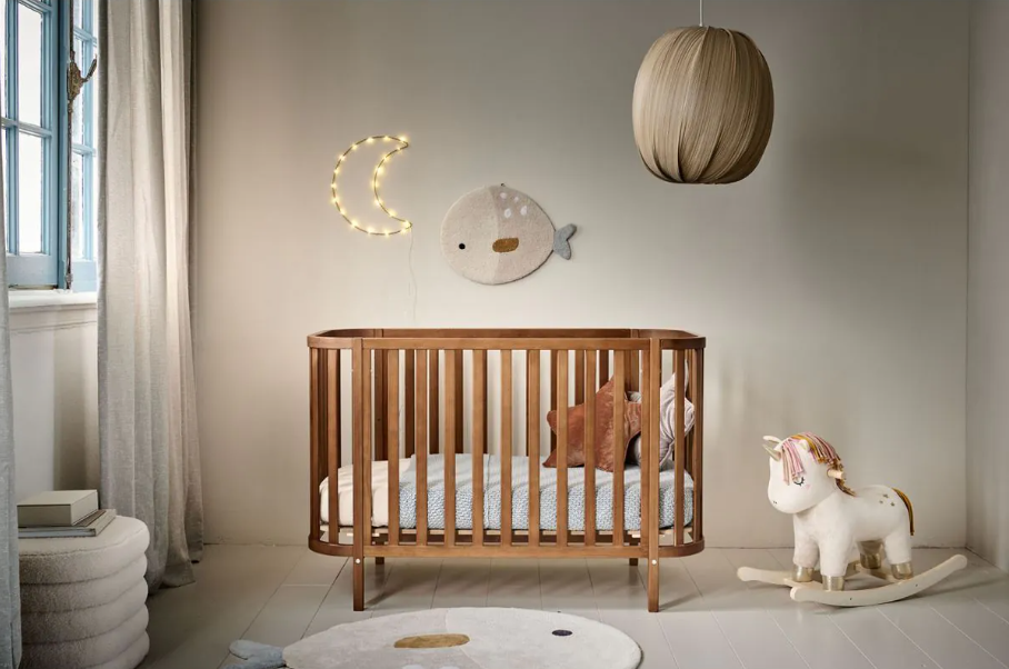 Petite Amelie - Ovaal ledikant 60 x 120 cm (walnoot)